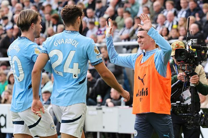 Foden (áo cam) chưa đá chính trận nào tại Premier League mùa này