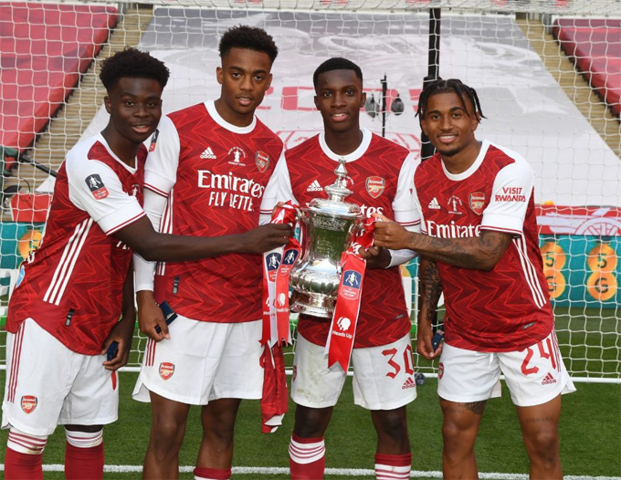 Saka và những người đồng đội tại đội trẻ vô địch FA Youth Cup